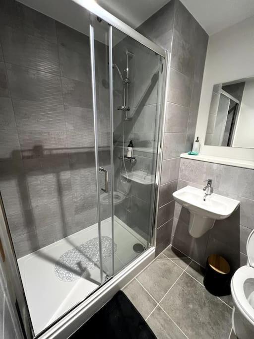 Luxurious City View Apartment In Salford Manchester Exterior photo