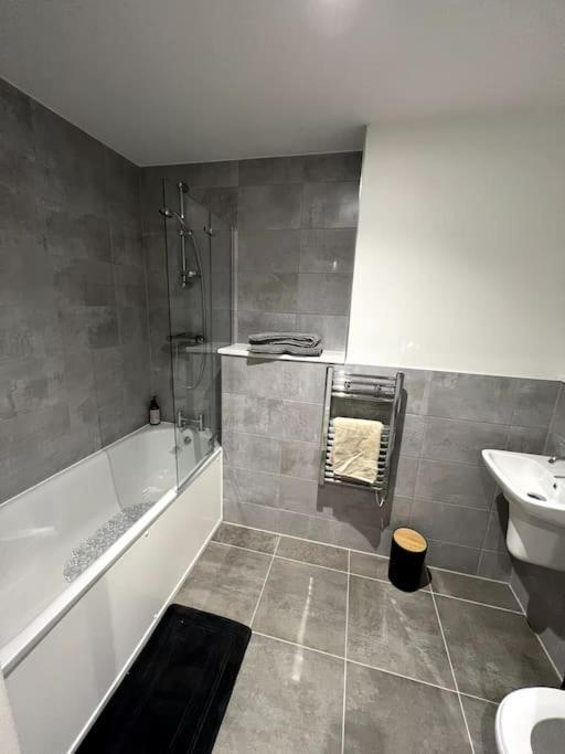 Luxurious City View Apartment In Salford Manchester Exterior photo