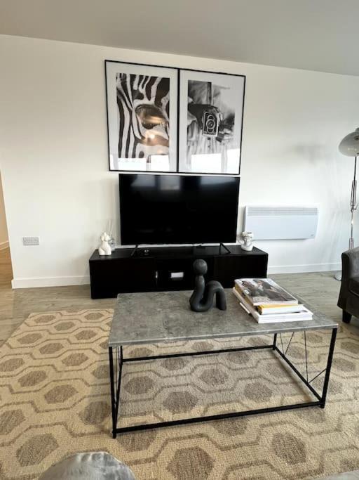 Luxurious City View Apartment In Salford Manchester Exterior photo
